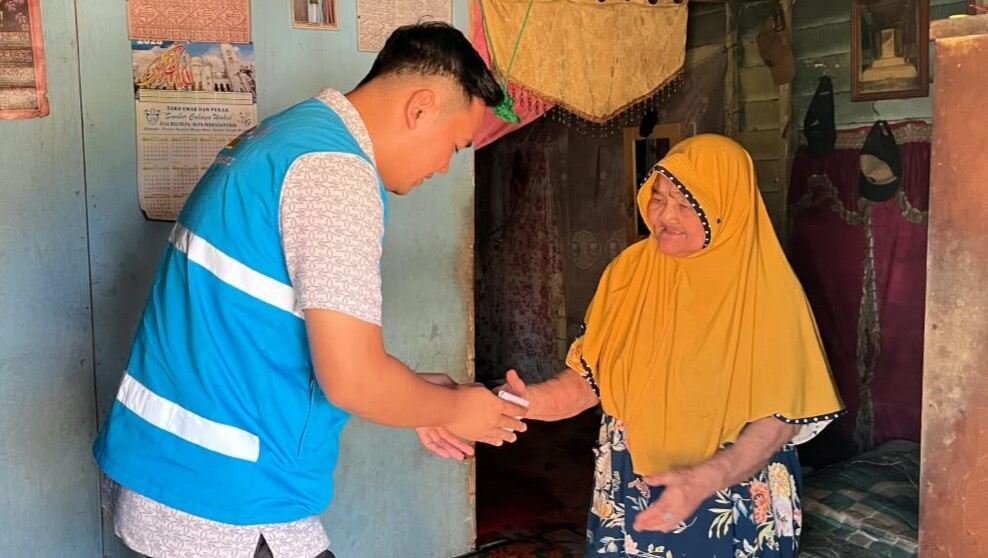 Muhammad Aminullah Serahkan Bantuan Program Jumat Berkah