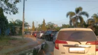 antre antrean kendaraan di spbu jalan sudirman km 3