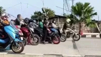 barisan-pengendara-motor-bersiap-masuk-areal-spbu barisan pengendara motor bersiap masuk areal spbu