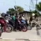 barisan pengendara motor bersiap masuk areal spbu