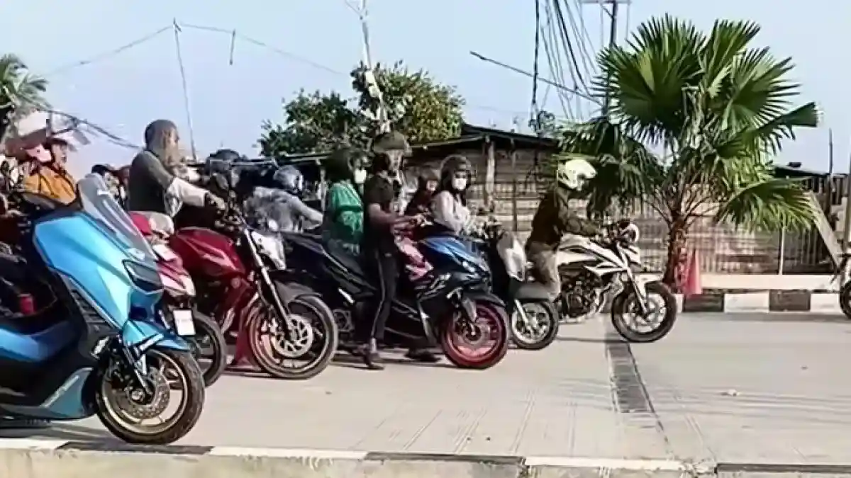 barisan-pengendara-motor-bersiap-masuk-areal-spbu barisan pengendara motor bersiap masuk areal spbu