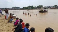 tenggelam warga melakukan pencarian