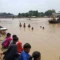 tenggelam warga melakukan pencarian