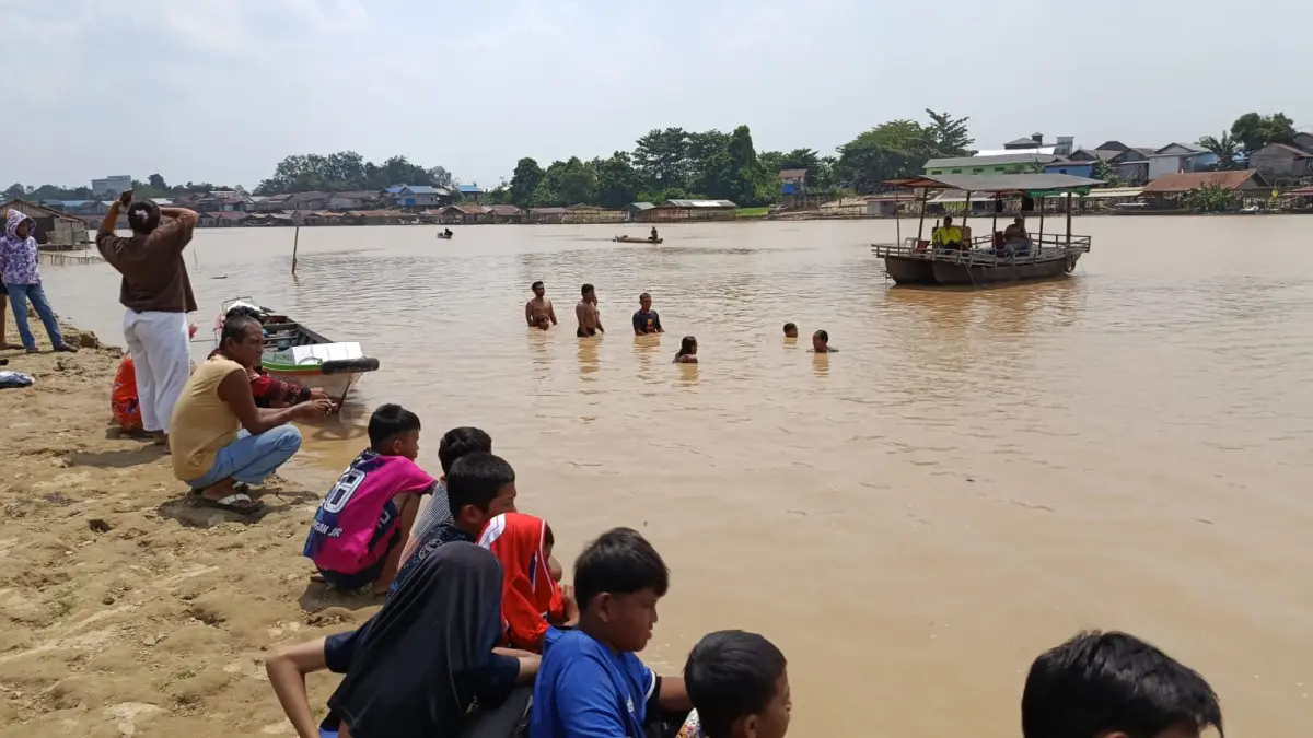 tenggelam-warga-melakukan-pencarian tenggelam warga melakukan pencarian