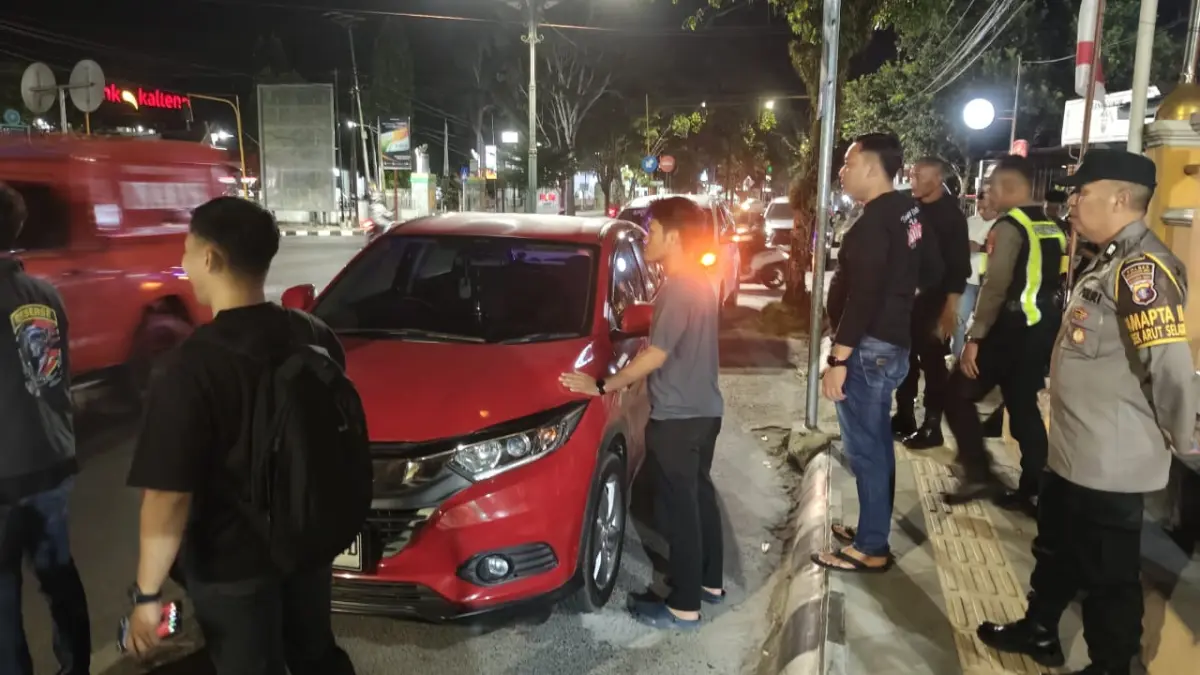 warga di sekitar jalan iskandar kelurahan madurejo