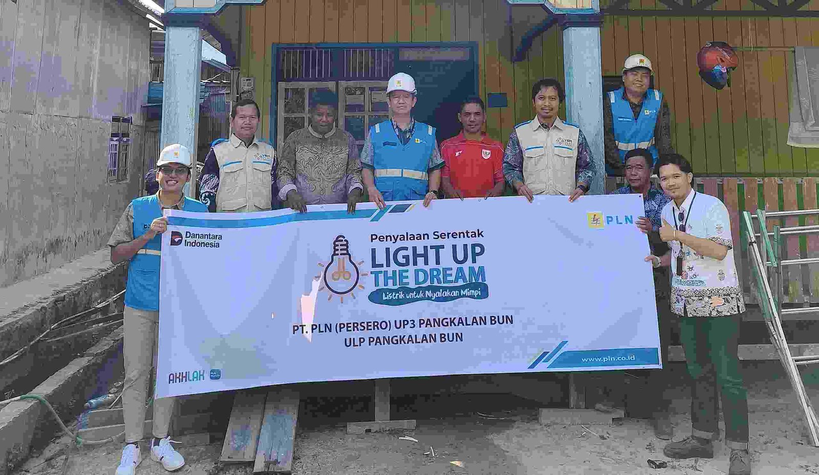 Saut Pandjaitan bersama penerima manfaat LUTD PLN