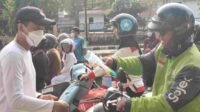Pengemudi ojol menerima masker dari PLN