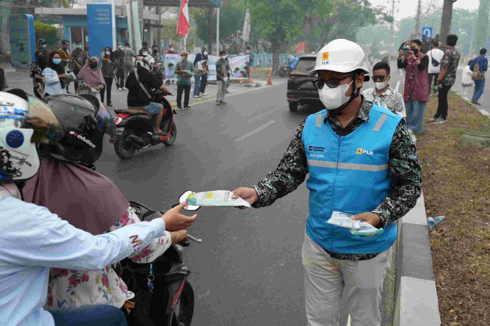 Bagus Cahyadi Bagikan Masker untuk Warga Palangka Raya Bagus Cahyadi Bagikan Masker untuk Warga Palangka Raya