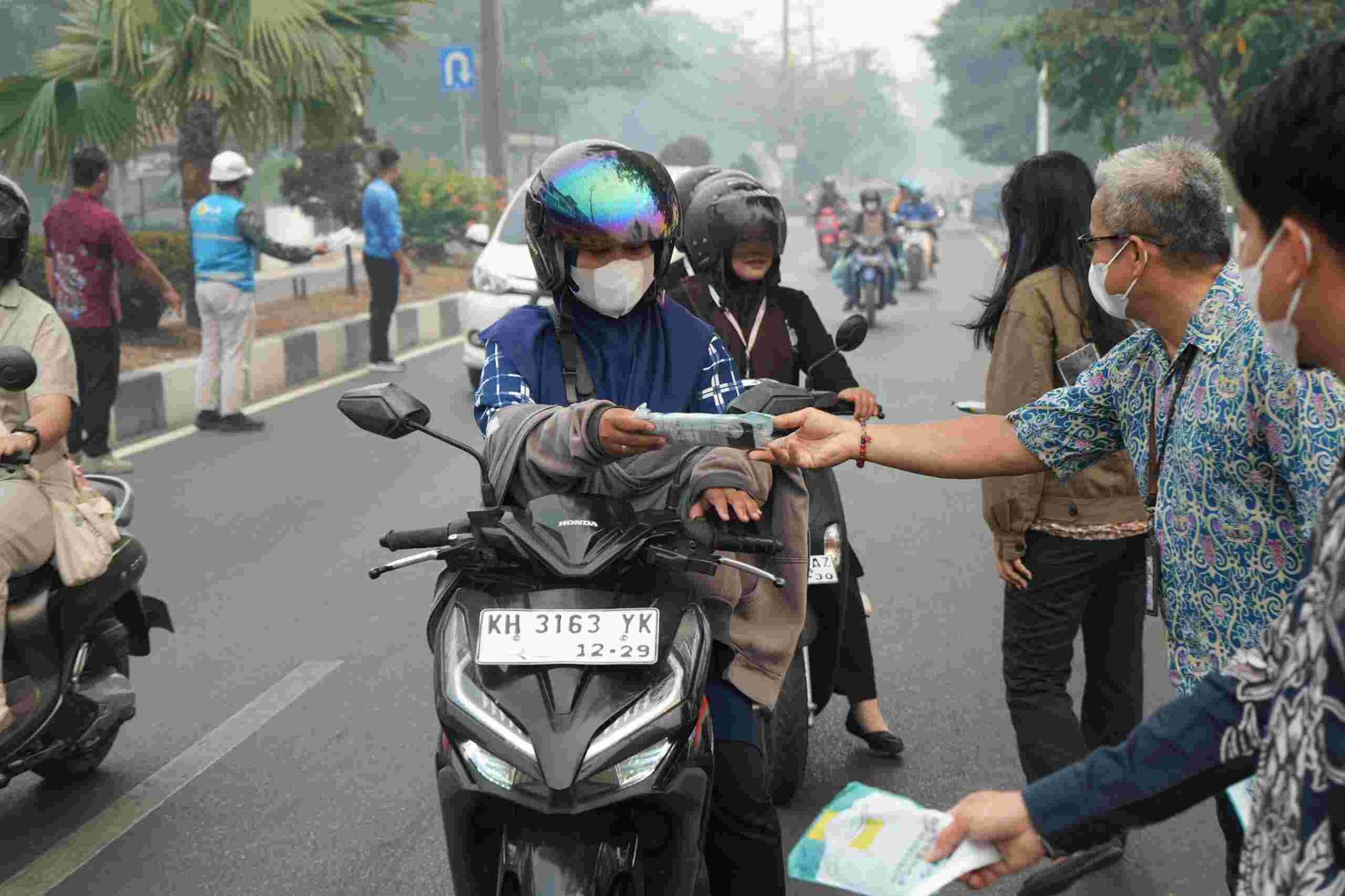Warga Sambut Positif Pembagian Masker PLN