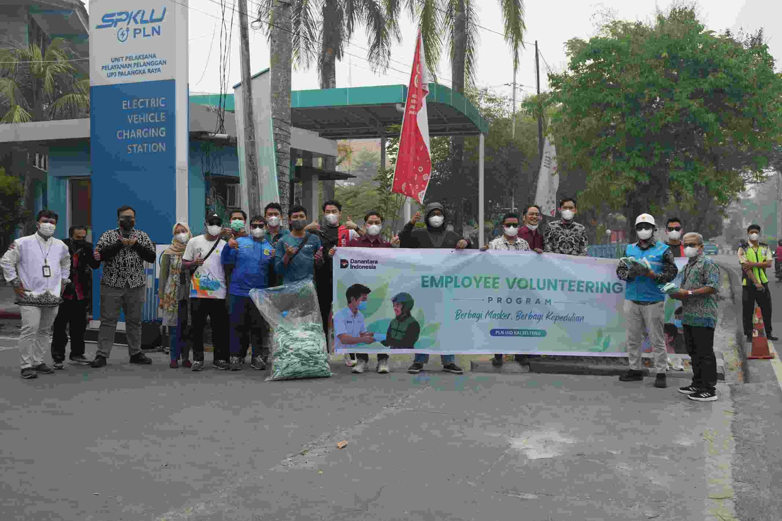PLN Bagikan Lebih dari 5.000 Masker Terdampak Karhutla