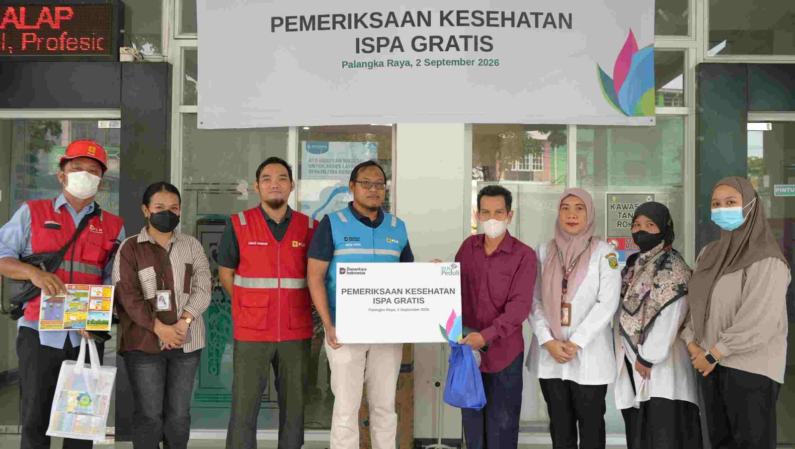 Foto Bersama Usai Pemeriksaan Kesehatan Gratis