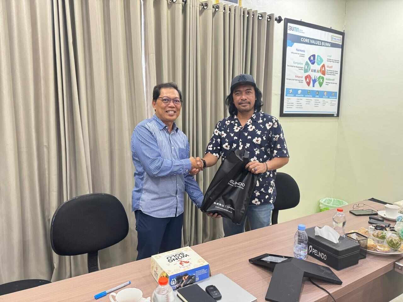 Penyerahan Cenderamata TPK Bumiharjo kepada INSA Kobar