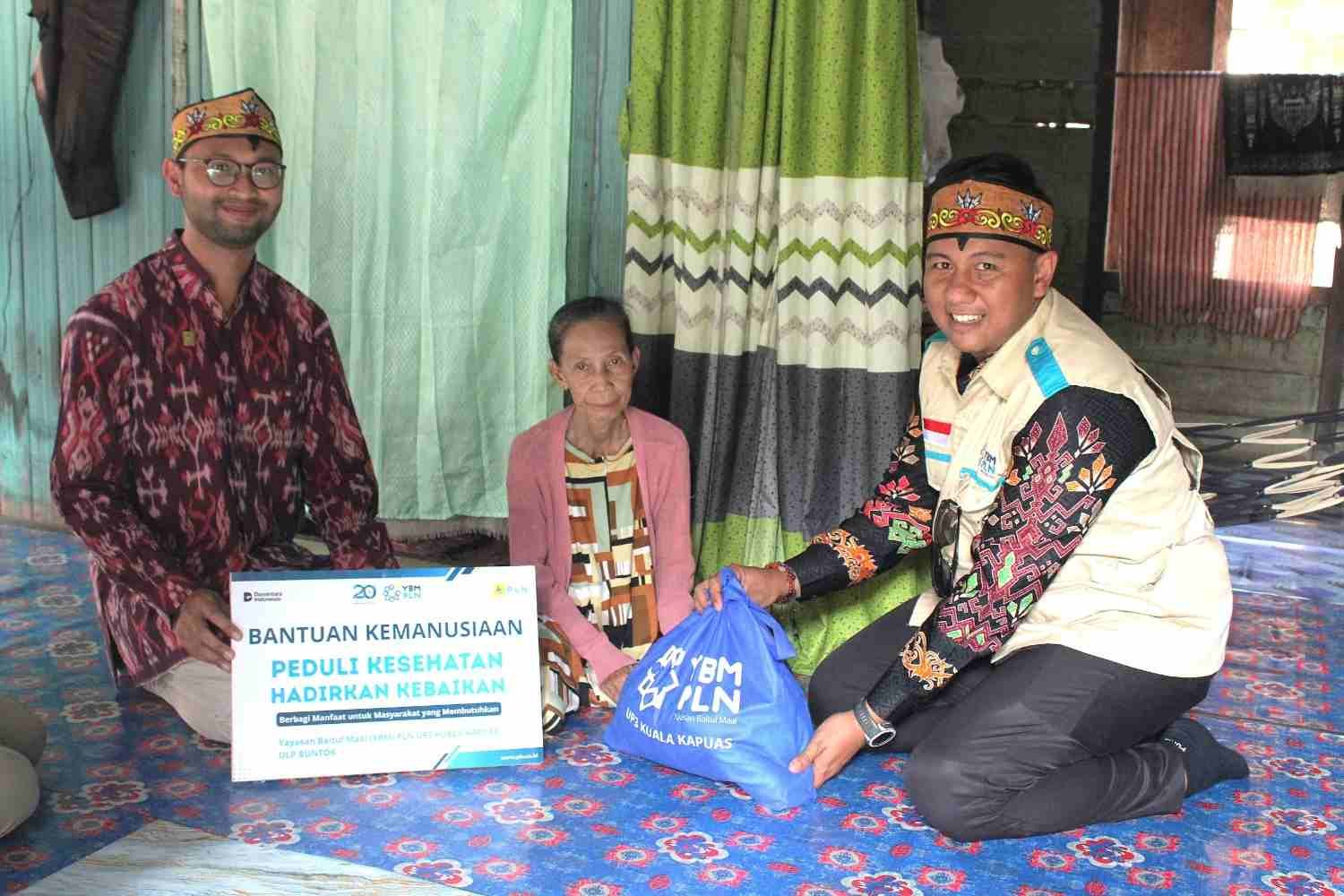 Ketua YBM PLN Serahkan Bantuan kepada Lahinah