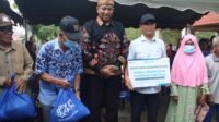 10 Keluarga Prasejahtera dan Lansia Terima Bantuan YBM PLN