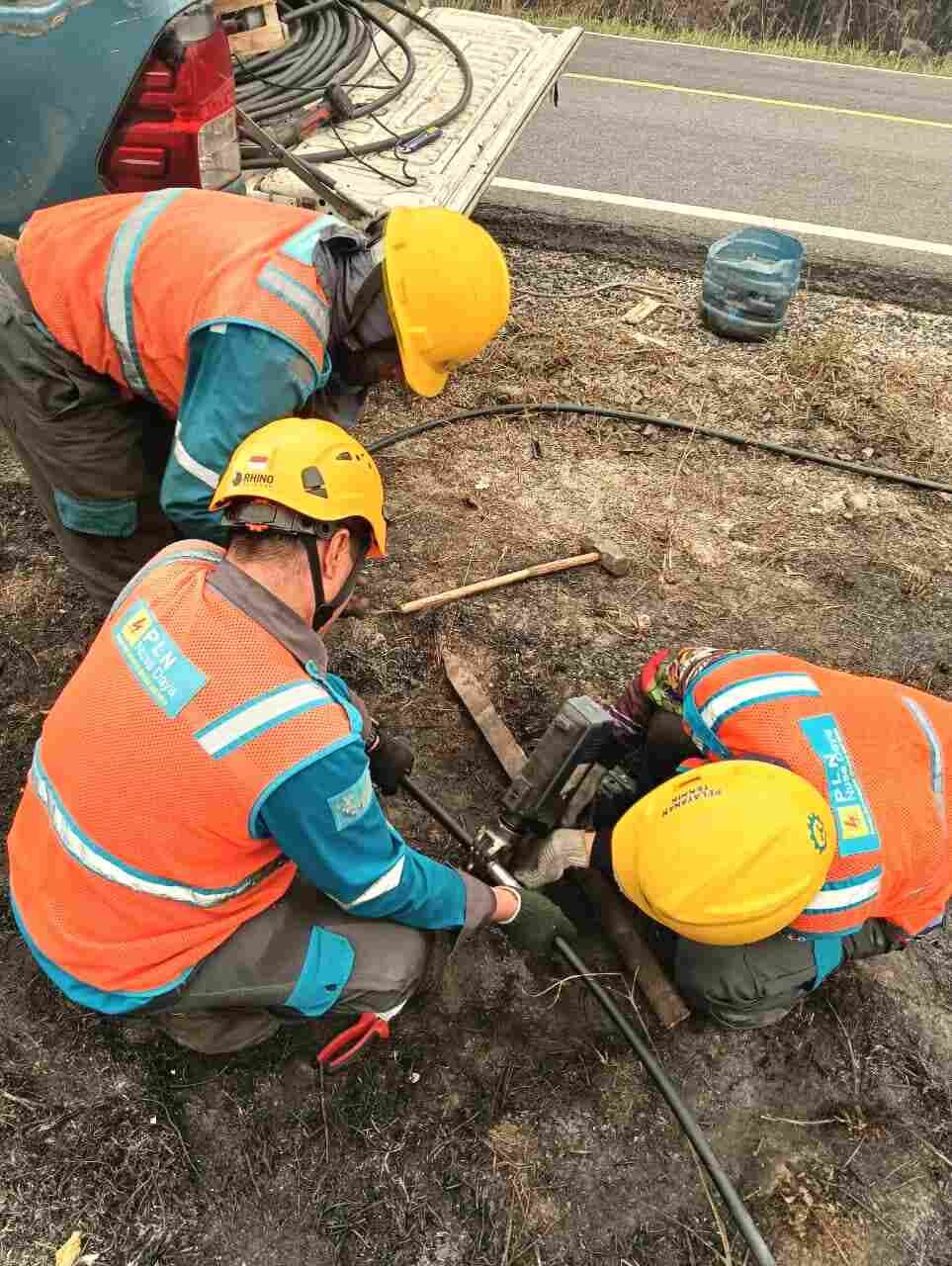 Penyambungan Kabel JTM Terdampak Karhutla