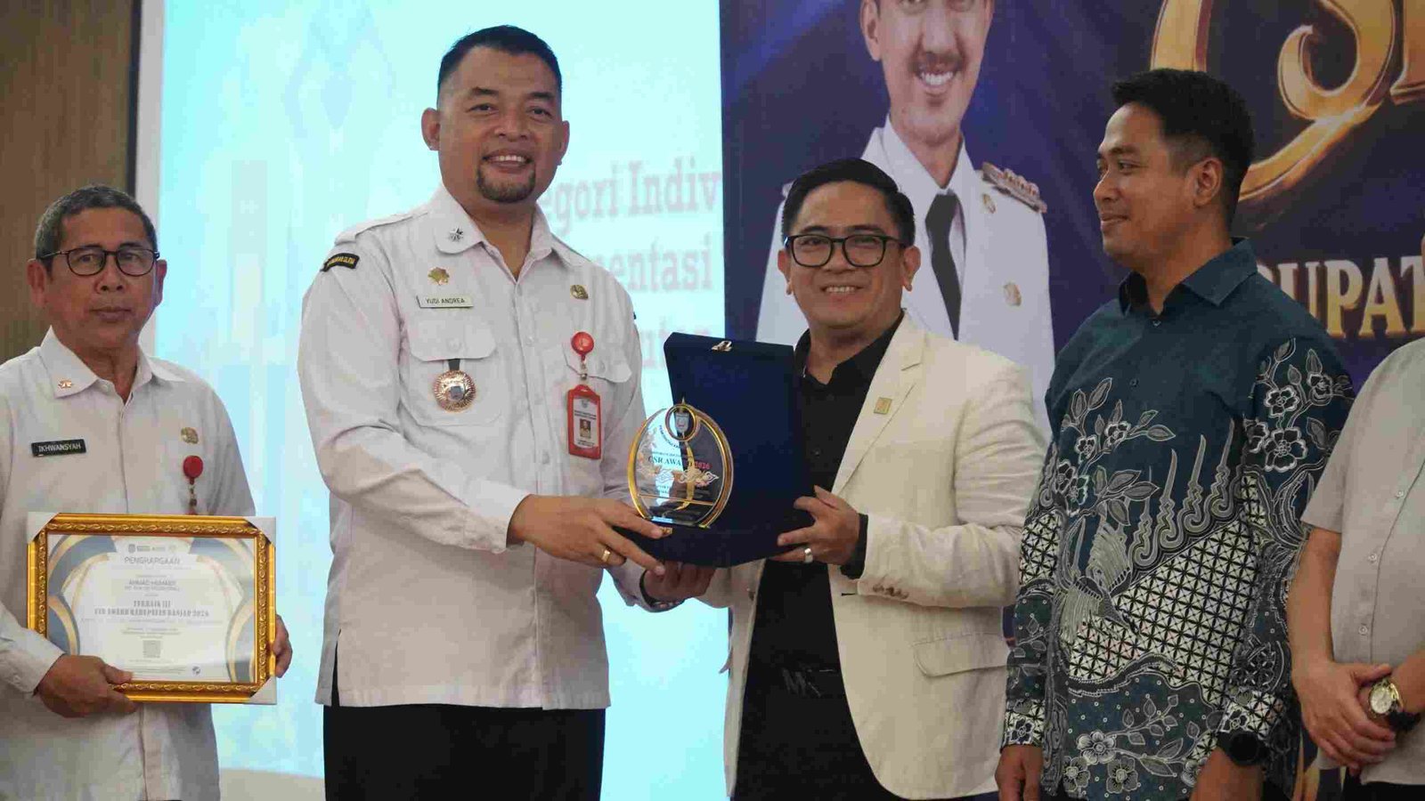 Ahmad Humaidi Terima Penghargaan CSR Award Banjar 2026 Ahmad Humaidi Terima Penghargaan CSR Award Banjar 2026