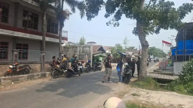 ramai puluhan warga saat memadati lokasi penemuan mayat di jalan suprapto