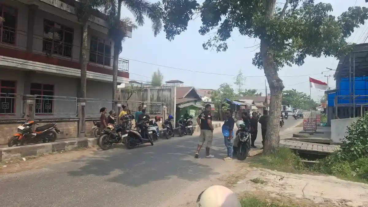 ramai puluhan warga saat memadati lokasi penemuan mayat di jalan suprapto