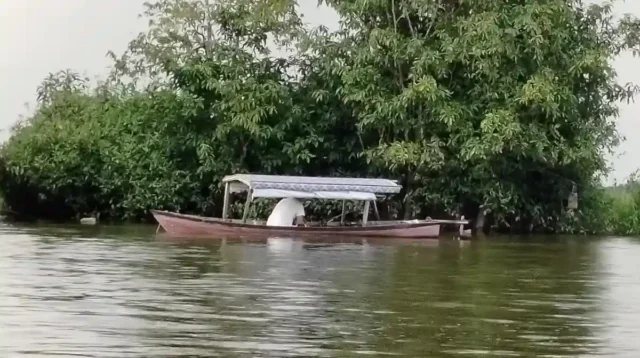 warga sedang memancing di tengah sungai jelai