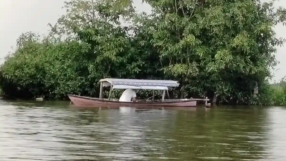 warga sedang memancing di tengah sungai jelai