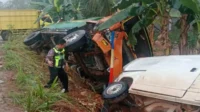 kecelakaan yang melibatkan dua truk dan dua mobil boks