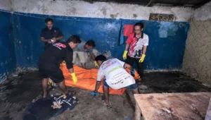 petugas mengevakuasi jenazah pekerja bangunan