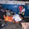 petugas mengevakuasi jenazah pekerja bangunan