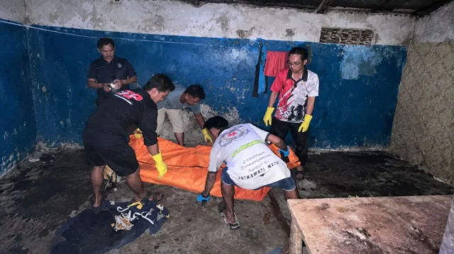 petugas mengevakuasi jenazah pekerja bangunan